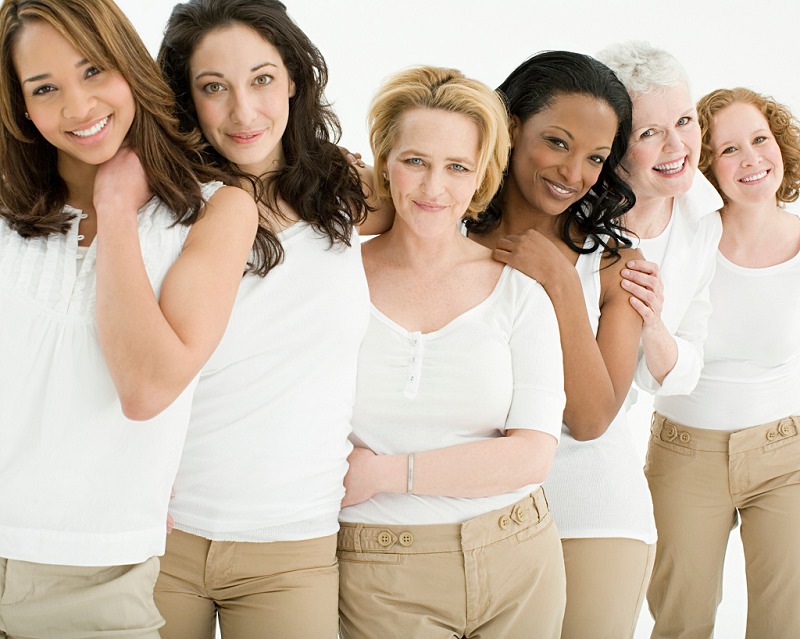 seis mulheres de camisa branca e calça caqui